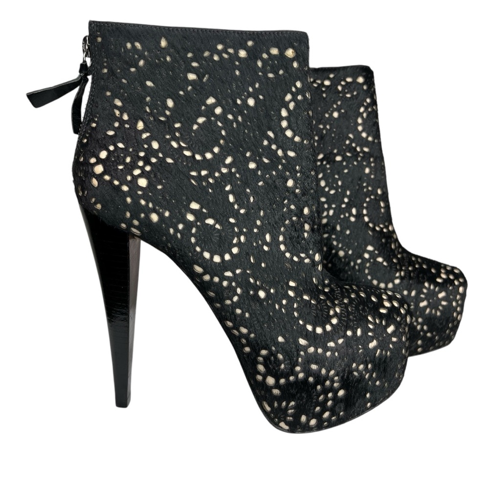 Alice + Olivia “Paige” Laser-cut Calf Hair Black Bootie Heel 38 1/2 - Picture 2 of 7